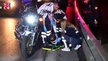 Alkollü motosiklet sürücüsü bariyerlere çarptı