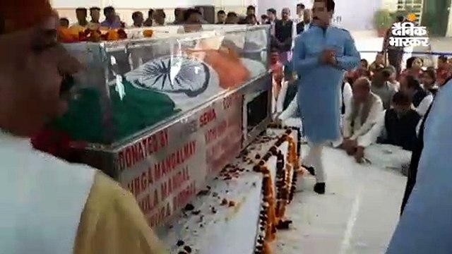 कैलाश जोशी को अंतिम विदाई देने उमड़ी भीड़