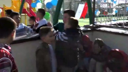 Forma alamayınca gözyaşı döken çocukları teselli yarışına girdiler