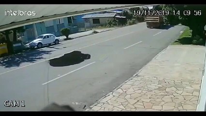 Une voiture tombe dans un trou géant formé sur la route