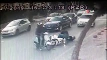 Şerit değiştiren otomobilin motosikletliye çarptığı kaza anı kamerada