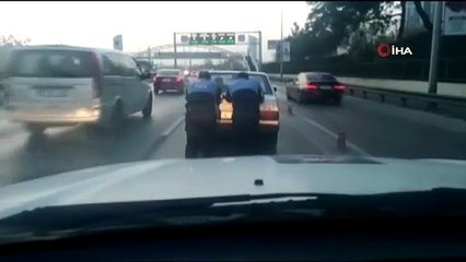 Yoğun trafikte yolda kalan otomobili zabıtalar kurtardı... O anlar kamerada