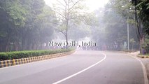 Children race in Delhi despite polluted air