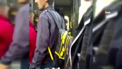 Şoför kavgayı ayırmayanlara kızdı, otobüsü durdurdu