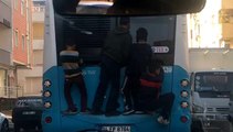 Çocukların otobüs arkasında ölümüne yolculuğu kamerada
