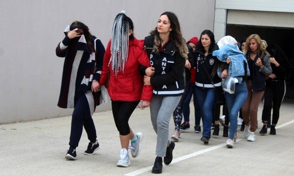 Antalya'da jigolo yapma vaadiyle dolandırıcılık: 19 gözaltı