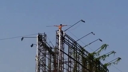 मंदबुद्धि युवक चढ़ा 100 फीट ऊंचे होर्डिंग पर, जिम्मेदार जुटे युवक को उतारने