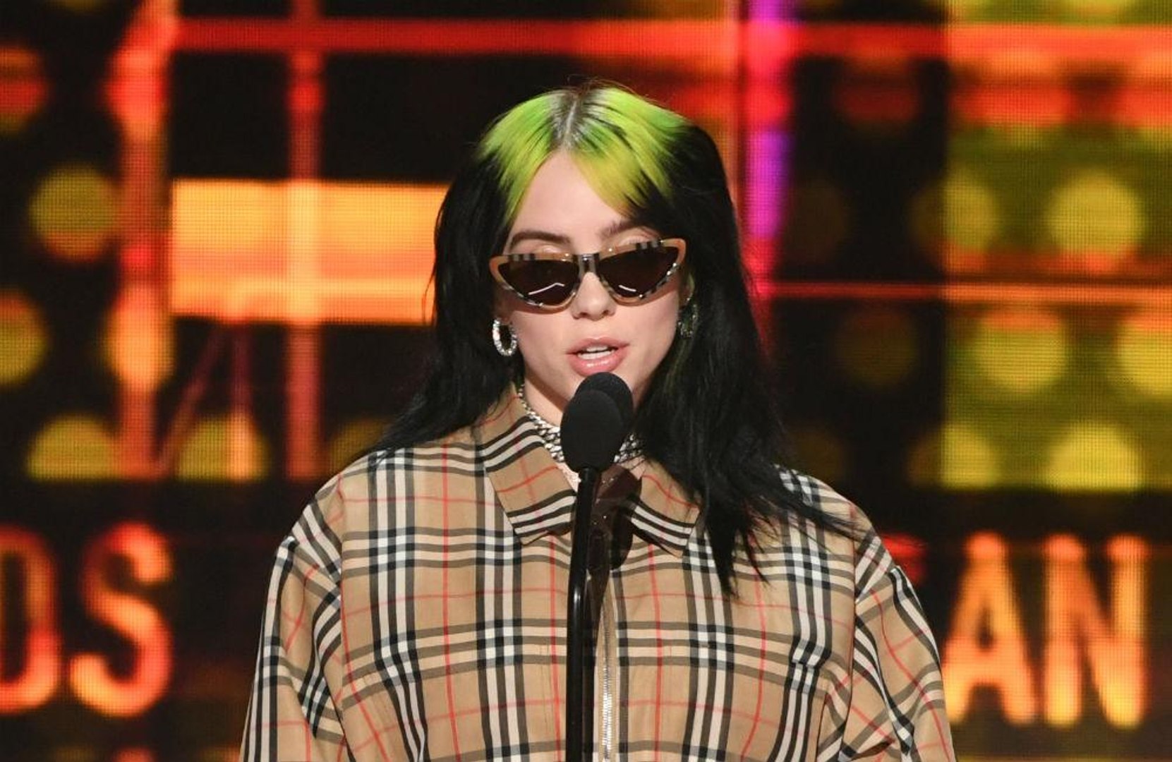 Billie Eilish wins New Artist AMA