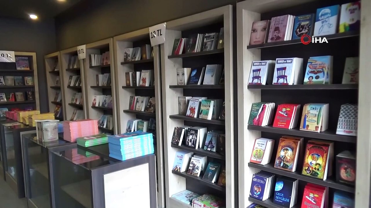 'Ben okuyamadım, gençler okusun' dedi, Iğdır'da kitap kafe açtı