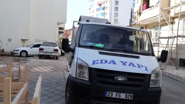 Komşular şikayet edince kümesi kamyonete kurdu