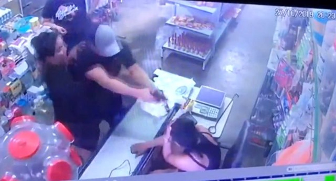 Silah tutukluk yapınca, çaresiz kadın hayatta kaldı