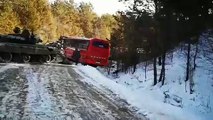Vídeo viral: Este tanque remolca a un autobús a punto de desbarrancar en una carretera helada