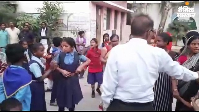 छात्राओं की ताई ने किया स्कूल में हंगामा, जमकर धक्का-मुक्की