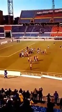 Vídeo viral: Este equipo de fútbol pierde un partido en su estadio y los aficionados saltan al campo a darles una paliza a los jugadores