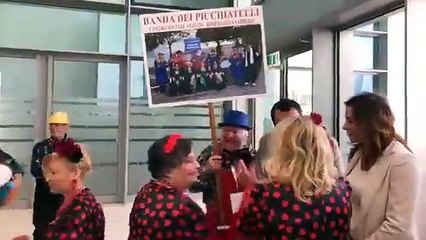 Rimini - Salvini e Borgonzoni entrano al Cosmosenior salutati dai nonni in festa)