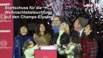 Champs-Elysées erstrahlen in weihnachtlichem Glanz