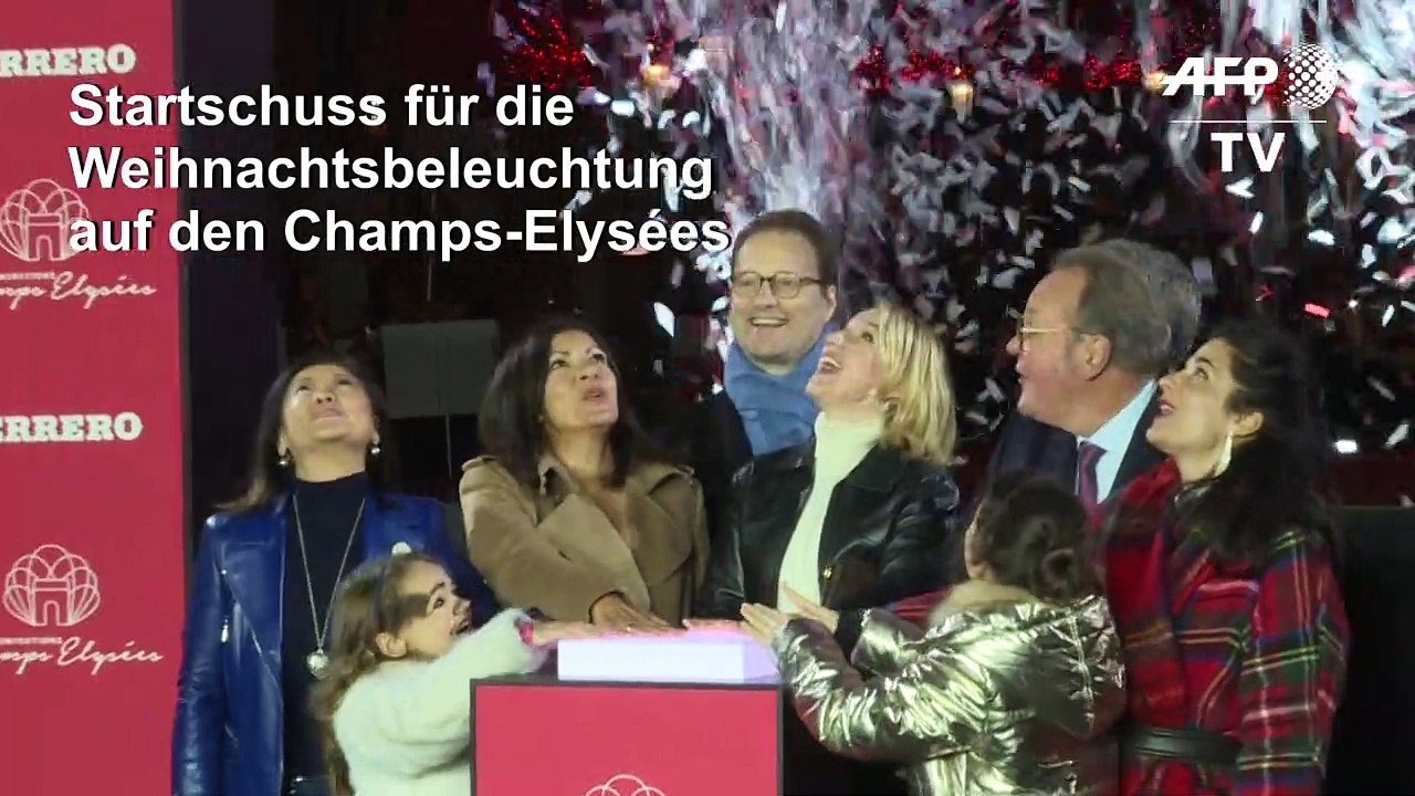 Champs-elysées erstrahlen in weihnachtlichem glanz