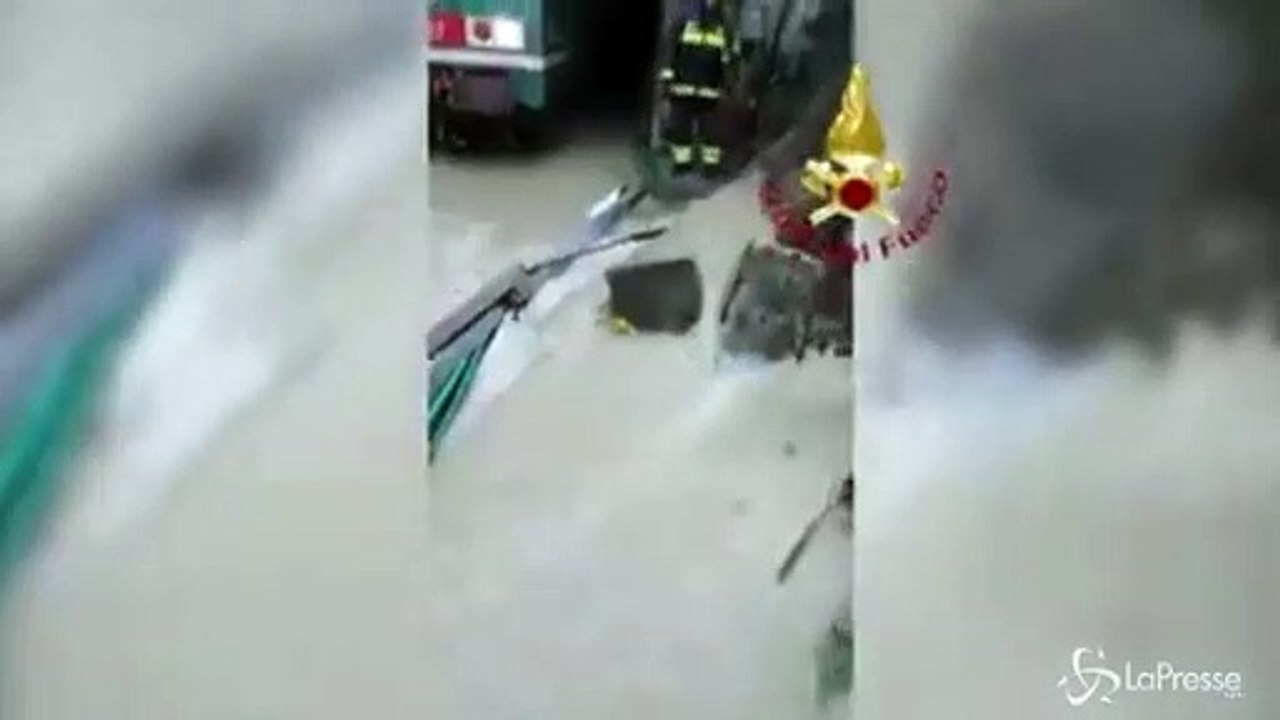 Maltempo in Calabria, soccorsi passeggeri di un treno in galleria allagata (25.11.19)