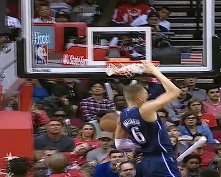 لقطة: كرة سلة: دونسيتش وبورزينغيز يتعاونان في تسجيل سلة ساحقة مذهلة