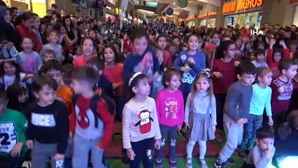 Rafadan Tayfa’yı karşılarında gören çocuklar çılgınca eğlendi