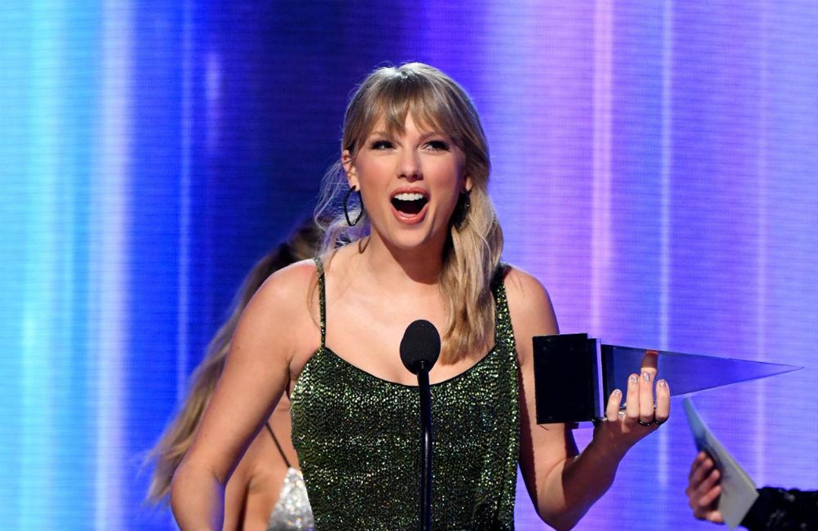 Taylor Swift Takes Swipe At Record Label