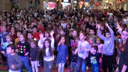 Rafadan Tayfa'yı karşılarında gören çocuklar çılgınca eğlendi