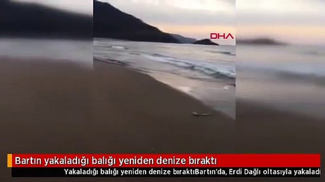 Bartın yakaladığı balığı yeniden denize bıraktı