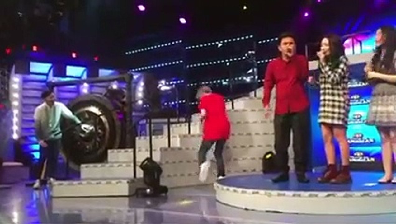 When Yeng Constantino makes a Tawag ng Tanghalan contestant’s wish come true, Vice Ganda breaks out into an interpretative dance.