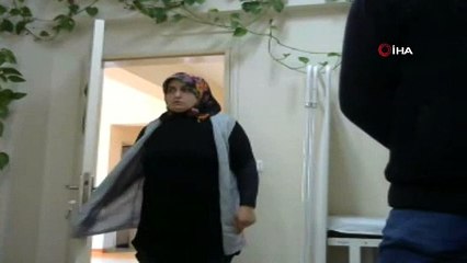 Eşine bağırdığını iddia ettiği doktorun odasını fırçayla basan şahıs kamerada