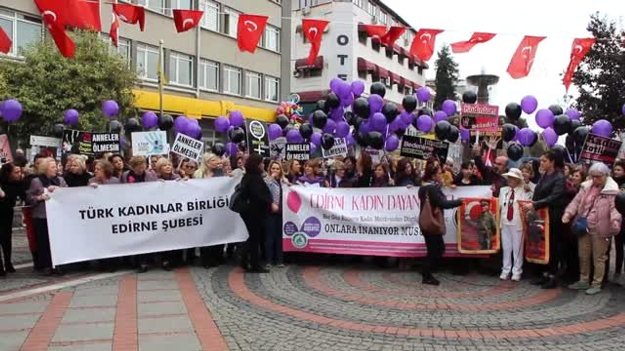 Kadına şiddetle mücadele için "mor ve siyah balonlar" uçuruldu