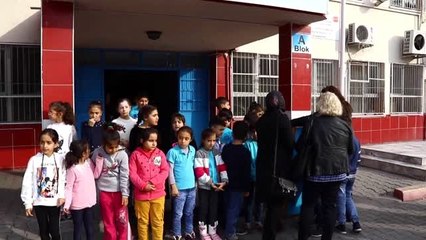 Otizmli öğrenciyi sınıfına kabul eden öğretmene sürpriz kutlama