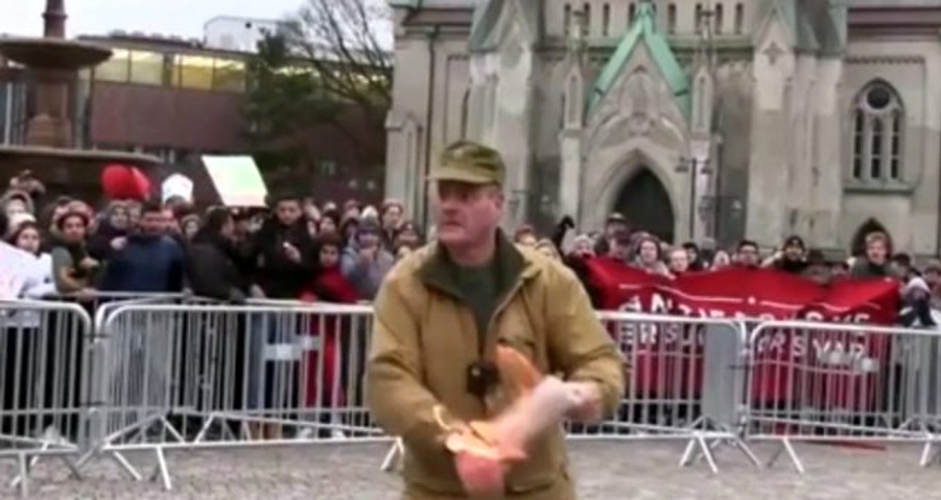 Müslüman genç, Kur'an-ı Kerim'i yakan başkana uçan tekme attı