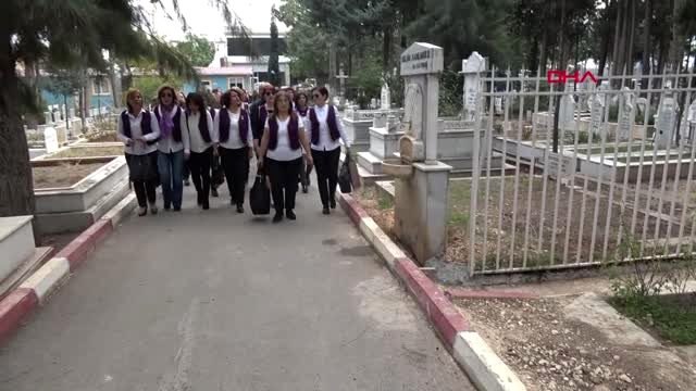Mersinli kadınlar, öldürülen kadınların mezarlarına karanfil bıraktı