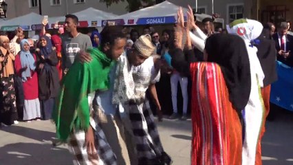 Üniversite okuyan yabancı öğrenciler önce yemeklerini sonra kültürel danslarını sergilediler