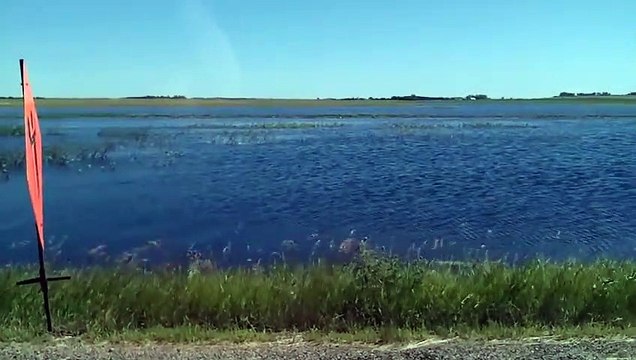 Traversée en voiture d'une autoroute inondée au Canada !