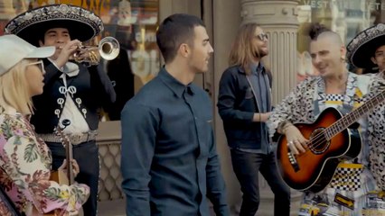 DNCE - Kissing Strangers (versão mexicana)