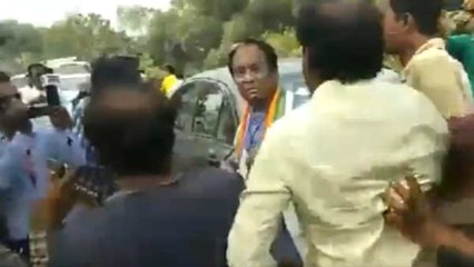 மேற்குவங்கத்தில் பாஜக வேட்பாளரை எட்டி உதைத்து தாக்கிய   கும்பல்... பரபரப்பு வீடியோ