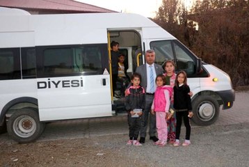 Belediye başkanı öğrenci servisinde gönüllü şoförlük yapıyor