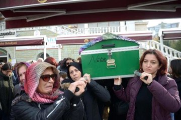 Eski eşinin satırla öldürdüğü Ayşe'nin tabutuna kadınlar omuz verdi