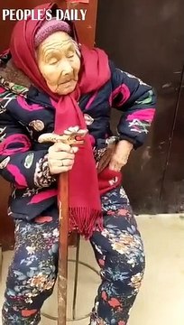 Cette vidéo est vraiment réconfortante. Une mère de 107 ans donne des bonbons à sa fille de 84 ans. Découvrez sa réaction.
