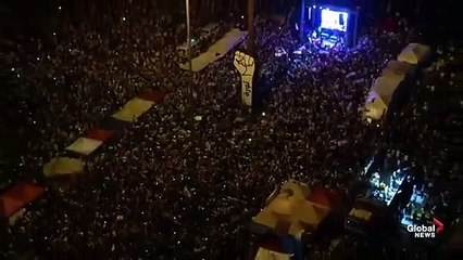 Lübnan'da eylemlerin simgesi 'Devrim' yazılı yumruk yeniden Şehitler Meydanı'nda