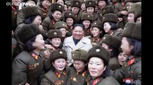 بالصور: كيم جونغ أون يتابع تدريبات عسكرية وسط مجندات كوريا الشمالية