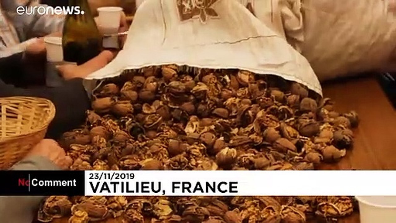 Frankreich: Ein Dorf knackt gemeinsam Walnüsse