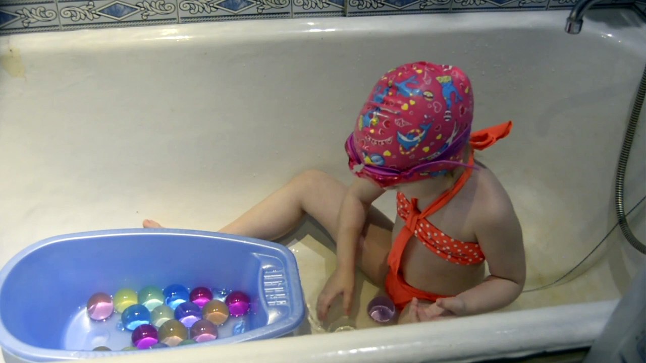 Sophia Brincando   na Banheira