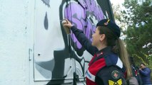 Kadın jandarmalar grafitiyle 'Kadına Şiddete Dur De' dedi