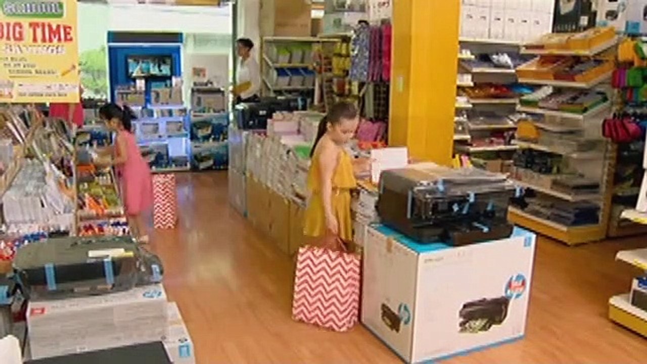 Hanna, nilagay ang isang gamit sa bag ni Becca