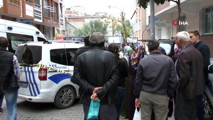 Küçükçekmece'de biri kadın iki kişi bir binanın 5. katından aşağıya düştü