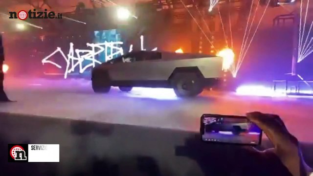 Tesla Cybertruck: crash test fallito alla presentazione e figuraccia per Elon Musk | Notizie.it