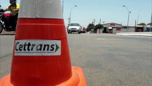 Gol da frota da Prefeitura e Courrier batem no viaduto da Avenida Rocha Pombo