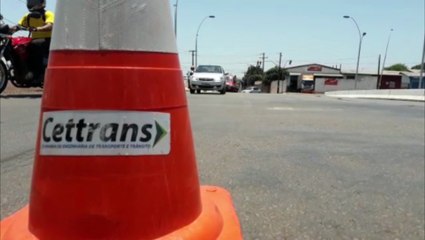 Gol da frota da Prefeitura e Courrier batem no viaduto da Avenida Rocha Pombo